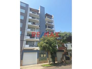 Acogedor Departamento Amoblado en Alquiler Cerca a Ovalo Gutierrez
¡Vive con estilo en una de las zonas más exclusivas y seguras de MIRAFLORES!
Se a