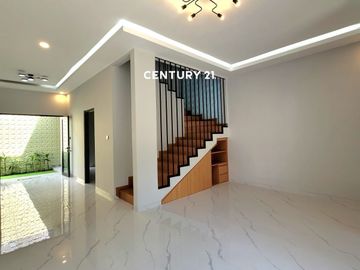Rumah Dalam Cluster Bebas Banjir Di Graha Raya Gb 18134