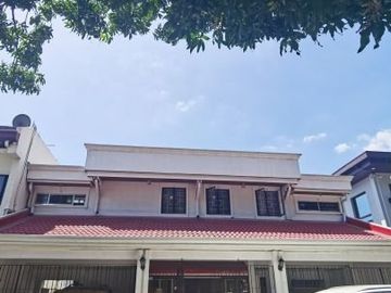 SPECIAL PARKSIDE HOUSE IN A COZY STREET WITH BOTH ACCESS & PRIVACY