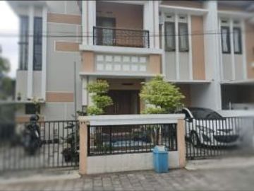 RUMAH MEWAH DALAM PERUMAHAN DEKAT UII