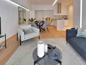 Departamento con techo alto, con amenidades: cine, alberca con carril de nado, s