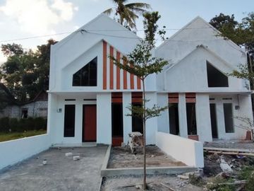 RUMAH DESIGN MODEREN DI UTARA PRAMBANAN LOKASI STRATEGIS