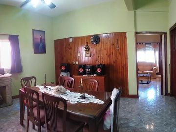 Chalet 3 dormitorios, en 2 plantas, 2 baños, quincho