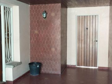 Chalet 3 dormitorios, en 2 plantas, 2 baños, quincho