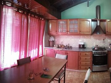 Chalet 3 dormitorios, en 2 plantas, 2 baños, quincho