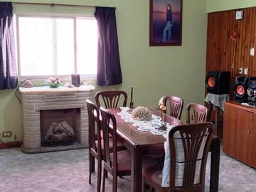 Chalet 3 dormitorios, en 2 plantas, 2 baños, quincho