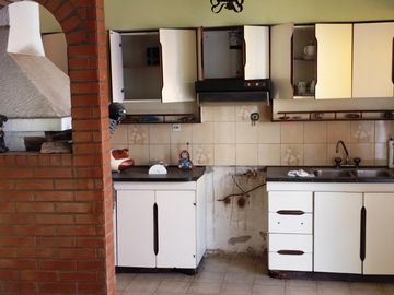 Chalet 3 dormitorios, en 2 plantas, 2 baños, quincho