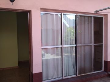 Chalet 3 dormitorios, en 2 plantas, 2 baños, quincho