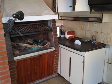 Chalet 3 dormitorios, en 2 plantas, 2 baños, quincho
