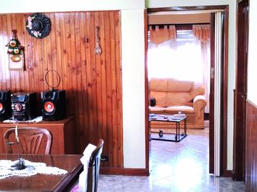 Chalet 3 dormitorios, en 2 plantas, 2 baños, quincho