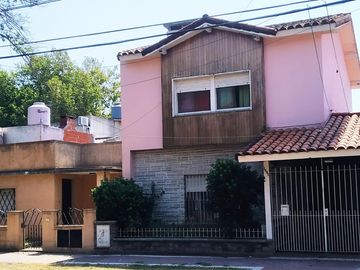 Chalet 3 dormitorios, en 2 plantas, 2 baños, quincho