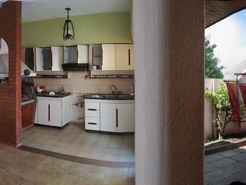 Chalet 3 dormitorios, en 2 plantas, 2 baños, quincho