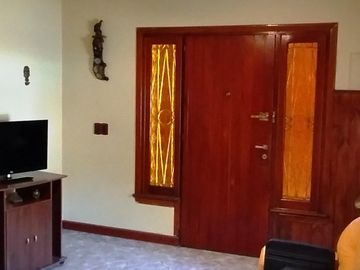 Chalet 3 dormitorios, en 2 plantas, 2 baños, quincho