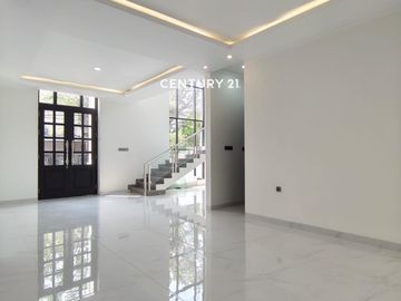 Dijual Rumah Hook Brandnew Samping Taman Dengan Kolam Renang