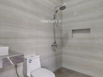 Dijual Rumah Hook Brandnew Samping Taman Dengan Kolam Renang