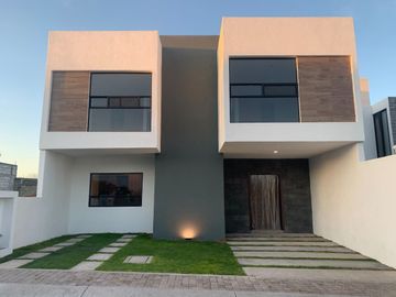 Casa en Venta en Preserve Juriquilla, Alberca Propia, 4 Recamaras, Lujo