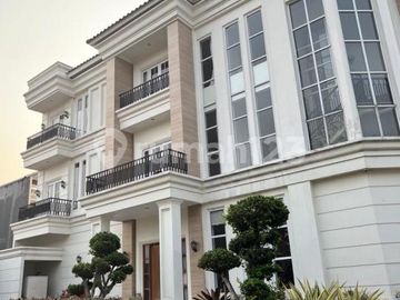 Rumah Mewah Furnished Komplit Lift Swim Pool di The Springs Gs