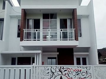 RUMAH CANTIK 2 LANTAI 4 MENIT DARI SLEMAN CITY HALL