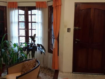 GVPROP VENDE CASA SOBRE AV. EN ZONA NORTE. LINDA PROPIEDAD DE 3 DOR EN 2 PLANTAS