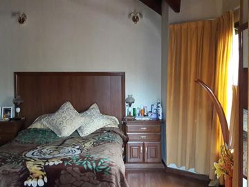 GVPROP VENDE CASA SOBRE AV. EN ZONA NORTE. LINDA PROPIEDAD DE 3 DOR EN 2 PLANTAS