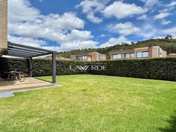 Arriendo - Casa en Entrelomas Colibrí con lote amplio y zona verde privada