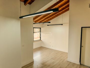oficina en arriendo en milla de oro. Cod A777300