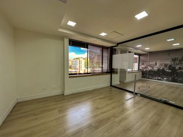 oficina en arriendo en milla de oro. Cod A777300