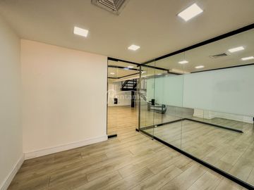 oficina en arriendo en milla de oro. Cod A777300