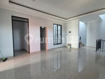 Rumah 3 Lantai Dalam Cluster di Kawasan Strategis Mampang Prapatan
