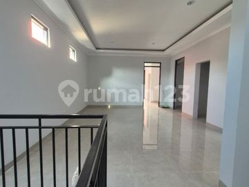 Rumah 3 Lantai Dalam Cluster di Kawasan Strategis Mampang Prapatan