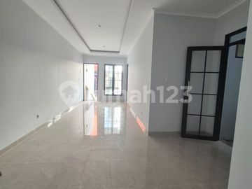 Rumah 3 Lantai Dalam Cluster di Kawasan Strategis Mampang Prapatan