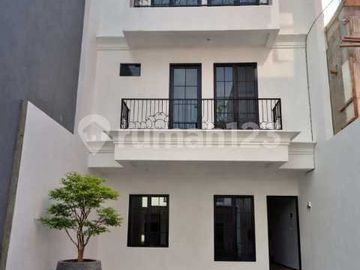 Rumah 3 Lantai Dalam Cluster di Kawasan Strategis Mampang Prapatan