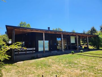 Casa en venta en Lomas de Villarrica-Excelente Construcción