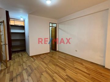🌟 ¡OPORTUNIDAD ÚNICA EN EL GOLF! 🌟

🏡 Descubre tu nuevo hogar en Los Cascanueces A-8 Dpto. 101, URB LAS PALMAS II.
Un departamento moderno y acoged