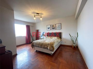 Descubre tu nuevo hogar en este lindo y amplio departamento, con vista a la calle, ubicado en sexto piso.

Inmejorable ubicación, se encuentra en la