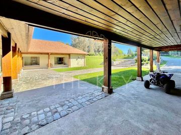 Terreno y casa en venta de 5 dorm. en Los Angeles
