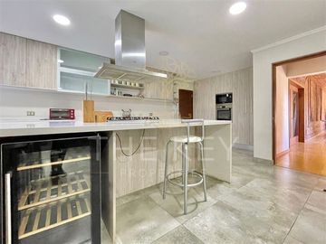 Terreno y casa en venta de 5 dorm. en Los Angeles