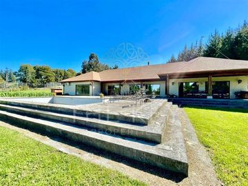 Terreno y casa en venta de 5 dorm. en Los Angeles