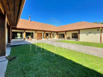 Terreno y casa en venta de 5 dorm. en Los Angeles