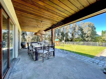 Terreno y casa en venta de 5 dorm. en Los Angeles