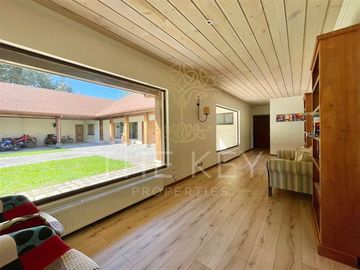 Terreno y casa en venta de 5 dorm. en Los Angeles
