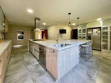 Terreno y casa en venta de 5 dorm. en Los Angeles