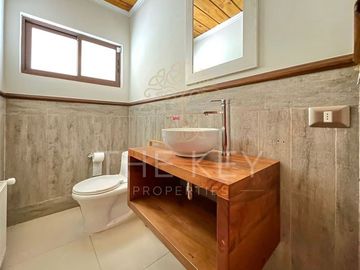 Terreno y casa en venta de 5 dorm. en Los Angeles