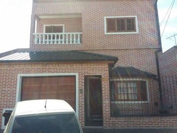Chalet, 4 ambientes con pileta en  Lomas de Zamora