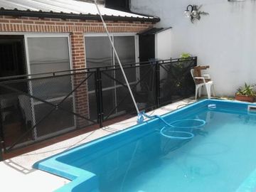 Chalet, 4 ambientes con pileta en  Lomas de Zamora