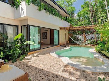 Casa con alberca privada, rooftop con lounge y hamaca, en privada con cancha de