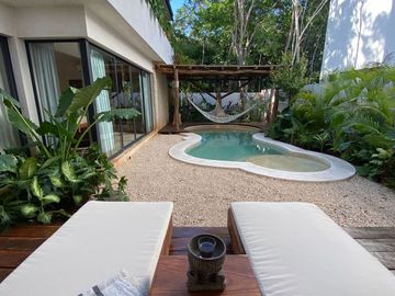 Casa con alberca privada, rooftop con lounge y hamaca, en privada con cancha de
