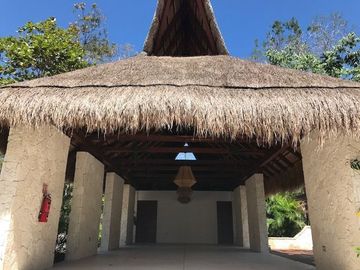 Casa con alberca privada, rooftop con lounge y hamaca, en privada con cancha de