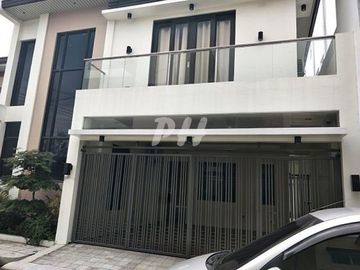 Classic Townhouse For Sale In Pasig PH938