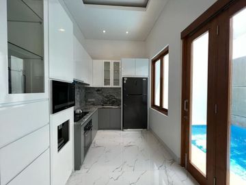 Dijual Rumah Baru Fully Furnished dengan Kolam Renang Pribadi
